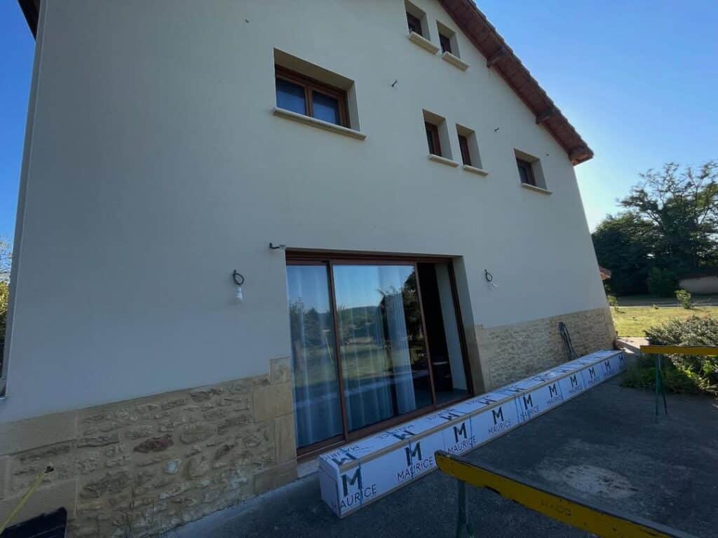 Nouvelle réalisation signée LV Menuiserie - pose d’un store banne MAURICE, alliant confort et él