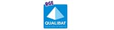 RGE Qualibat : La certification de fiabilité pour vos travaux Certification RGE QUALIBAT. Logo bleu et blanc avec une pyramide, et la devise "Votre label de fiabilité". Garantie de qualité.