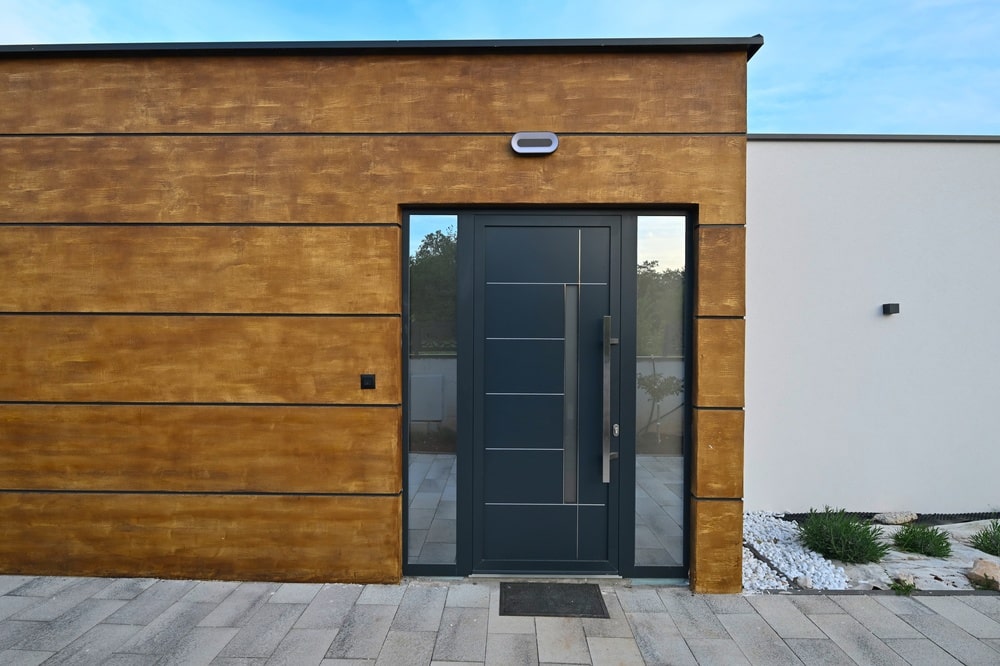 Modern,House,Entrance,With,A,Stylish,Dark,Door,,Striking,Wooden